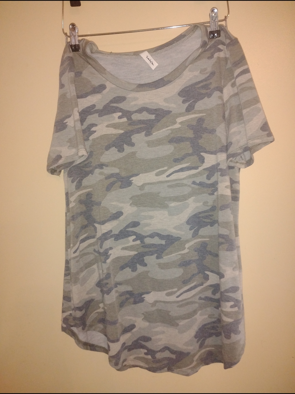 Chic Soul Women's Short Sleeve Camo Tee - Gray & Green